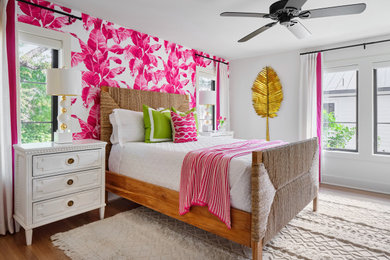 Ejemplo de dormitorio clásico renovado con paredes rosas, suelo de madera en tonos medios, suelo marrón y papel pintado
