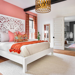 Foto de dormitorio tradicional renovado con parades naranjas, suelo de madera en tonos medios y suelo marrón