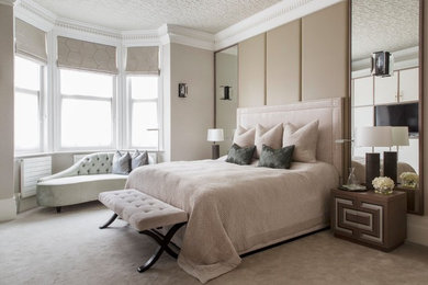 ロンドンにあるトランジショナルスタイルのおしゃれな寝室 (ベージュの壁、カーペット敷き、ベージュの床) のレイアウト