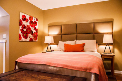 他の地域にあるコンテンポラリースタイルのおしゃれな寝室 (茶色い壁、無垢フローリング)