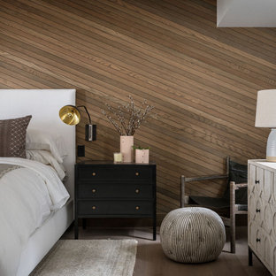 Landhausstil Schlafzimmer mit brauner Wandfarbe, braunem Holzboden, braunem Boden und Holzdielenwänden in Seattle