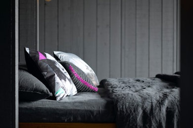 Immagine di una camera da letto minimalista con pareti grigie, moquette e pavimento grigio