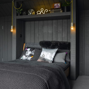 Stilmix Schlafzimmer mit Teppichboden, grauem Boden und schwarzer Wandfarbe in London