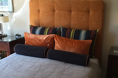 オレンジカウンティにある中くらいなコンテンポラリースタイルのおしゃれな客用寝室 (ベージュの壁)