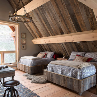 Ejemplo de dormitorio rústico, de tamaño medio, con suelo de madera en tonos medios, paredes grises y suelo marrón