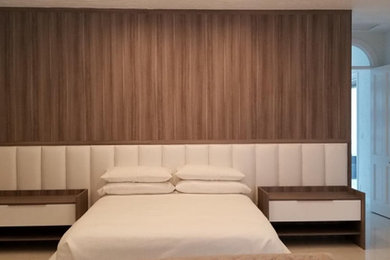 Foto de dormitorio principal minimalista grande sin chimenea con paredes blancas, suelo de baldosas de porcelana y suelo beige