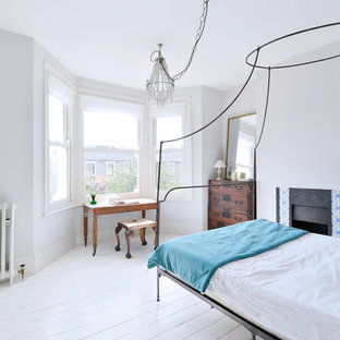 Idee per una camera da letto contemporanea di medie dimensioni con pareti grigie, pavimento in legno verniciato, camino classico e pavimento bianco