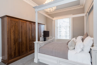 Ejemplo de dormitorio principal clásico renovado grande sin chimenea con paredes grises, moqueta y suelo gris