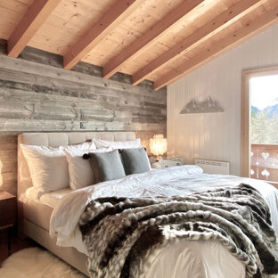 Modelo de habitación de invitados rural, de tamaño medio, con paredes multicolor y suelo beige