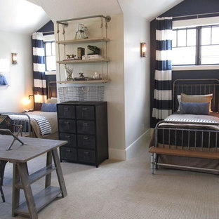 Foto de habitación de invitados urbana, de tamaño medio, sin chimenea, con paredes grises, moqueta y suelo beige