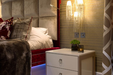 На фото: большая спальня в стиле неоклассика (современная классика) с ковровым покрытием с