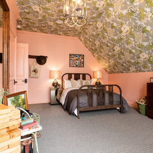 Diseño de habitación de invitados de estilo de casa de campo, de tamaño medio, con moqueta, paredes rosas y suelo gris