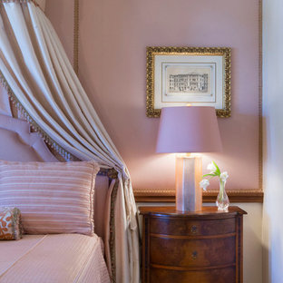 Imagen de habitación de invitados tradicional, de tamaño medio, con paredes rosas y moqueta