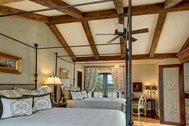 Foto de habitación de invitados rústica grande sin chimenea con paredes verdes y suelo de madera en tonos medios