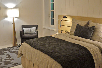 Bedroom - mid-sized transitional bedroom idea in Boston