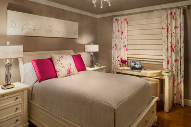 他の地域にある中くらいなトランジショナルスタイルのおしゃれな客用寝室 (ベージュの壁、濃色無垢フローリング、暖炉なし)