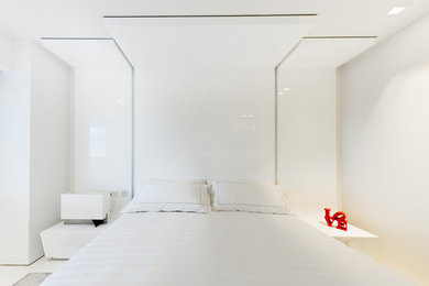 Foto de dormitorio actual de tamaño medio con paredes blancas