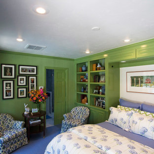 Diseño de habitación de invitados tradicional, pequeña, con paredes verdes, moqueta y suelo azul