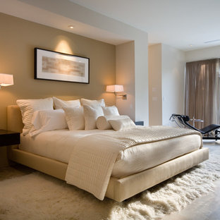 Foto de dormitorio principal, contemporáneo, con paredes beige y suelo de travertino