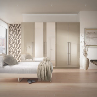 Ejemplo de dormitorio tipo loft, contemporáneo, de tamaño medio, sin chimenea, con paredes beige y suelo vinílico