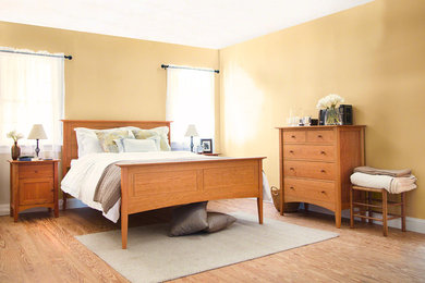 Modelo de dormitorio principal tradicional de tamaño medio con paredes amarillas