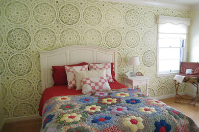 Foto de habitación de invitados de estilo de casa de campo con paredes verdes y suelo de madera clara