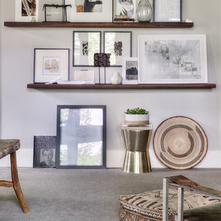 Foto de dormitorio principal, retro, pequeño, con paredes grises, moqueta, chimenea tradicional, marco de chimenea de baldosas y/o azulejos y suelo gris