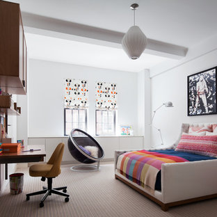 Ejemplo de dormitorio tipo loft, contemporáneo, sin chimenea, con paredes blancas y moqueta