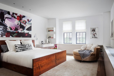 Свежая идея для дизайна: хозяйская спальня среднего размера в современном стиле с белыми стенами - отличное фото интерьера