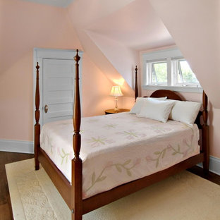 Ispirazione per una camera matrimoniale stile americano con pareti rosa e parquet scuro