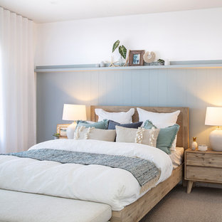 Foto de dormitorio principal, marinero, grande, sin chimenea, con paredes azules, moqueta y suelo beige