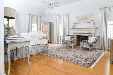 ボストンにある中くらいなトランジショナルスタイルのおしゃれな主寝室 (グレーの壁、無垢フローリング、標準型暖炉、レンガの暖炉まわり) のレイアウト