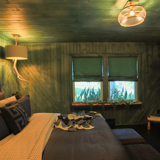 Diseño de dormitorio principal, de estilo de casa de campo, de tamaño medio, con paredes verdes y suelo vinílico
