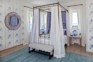 Стильный дизайн: спальня в средиземноморском стиле с разноцветными стенами - последний тренд