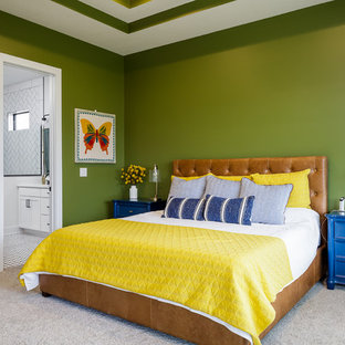 Modelo de dormitorio principal, tradicional renovado, con paredes verdes, moqueta y suelo gris