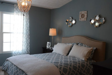 Example of a minimalist bedroom design in Columbus