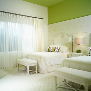 Foto de habitación de invitados exótica con paredes verdes y moqueta