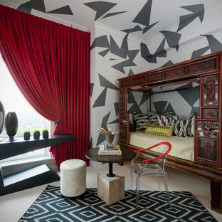 Imagen de dormitorio contemporáneo con paredes multicolor y moqueta