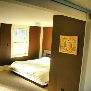 Modelo de dormitorio principal, ecléctico, extra grande, sin chimenea, con paredes marrones y moqueta