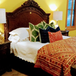 Foto de dormitorio principal, ecléctico, grande, con paredes amarillas, moqueta, chimenea de esquina, marco de chimenea de baldosas y/o azulejos y suelo beige