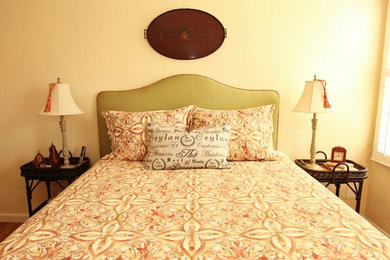 サンディエゴにある中くらいなトラディショナルスタイルのおしゃれな客用寝室 (ベージュの壁、無垢フローリング、暖炉なし、茶色い床) のレイアウト