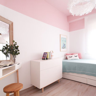 Esempio di una camera da letto mediterranea di medie dimensioni con pareti rosa, pavimento con piastrelle in ceramica e pavimento beige