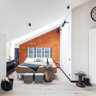 Foto de dormitorio principal, urbano, con paredes blancas, suelo de madera clara y estufa de leña
