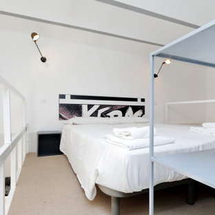 Ejemplo de habitación de invitados contemporánea, grande, con paredes blancas, tatami y suelo beige