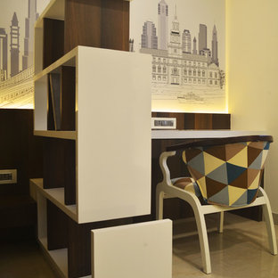 Diseño de dormitorio principal, moderno, grande, con paredes blancas y suelo de mármol