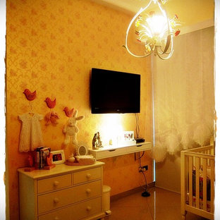 Diseño de dormitorio romántico, de tamaño medio, con paredes beige y suelo de baldosas de cerámica