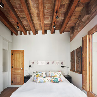 Ejemplo de dormitorio principal, ecléctico, con paredes blancas y suelo de madera en tonos medios