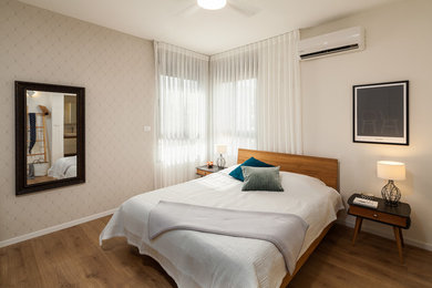 Imagen de dormitorio principal bohemio grande con suelo de madera clara