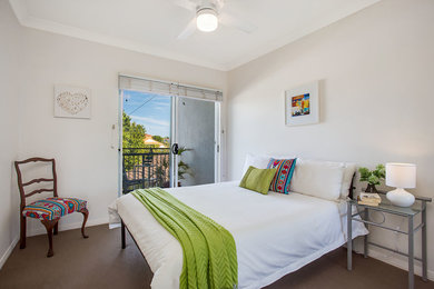 ゴールドコーストにある小さなビーチスタイルのおしゃれな客用寝室 (白い壁、カーペット敷き、暖炉なし、茶色い床) のレイアウト