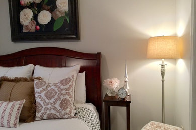 クリーブランドにあるトラディショナルスタイルのおしゃれな寝室のレイアウト
